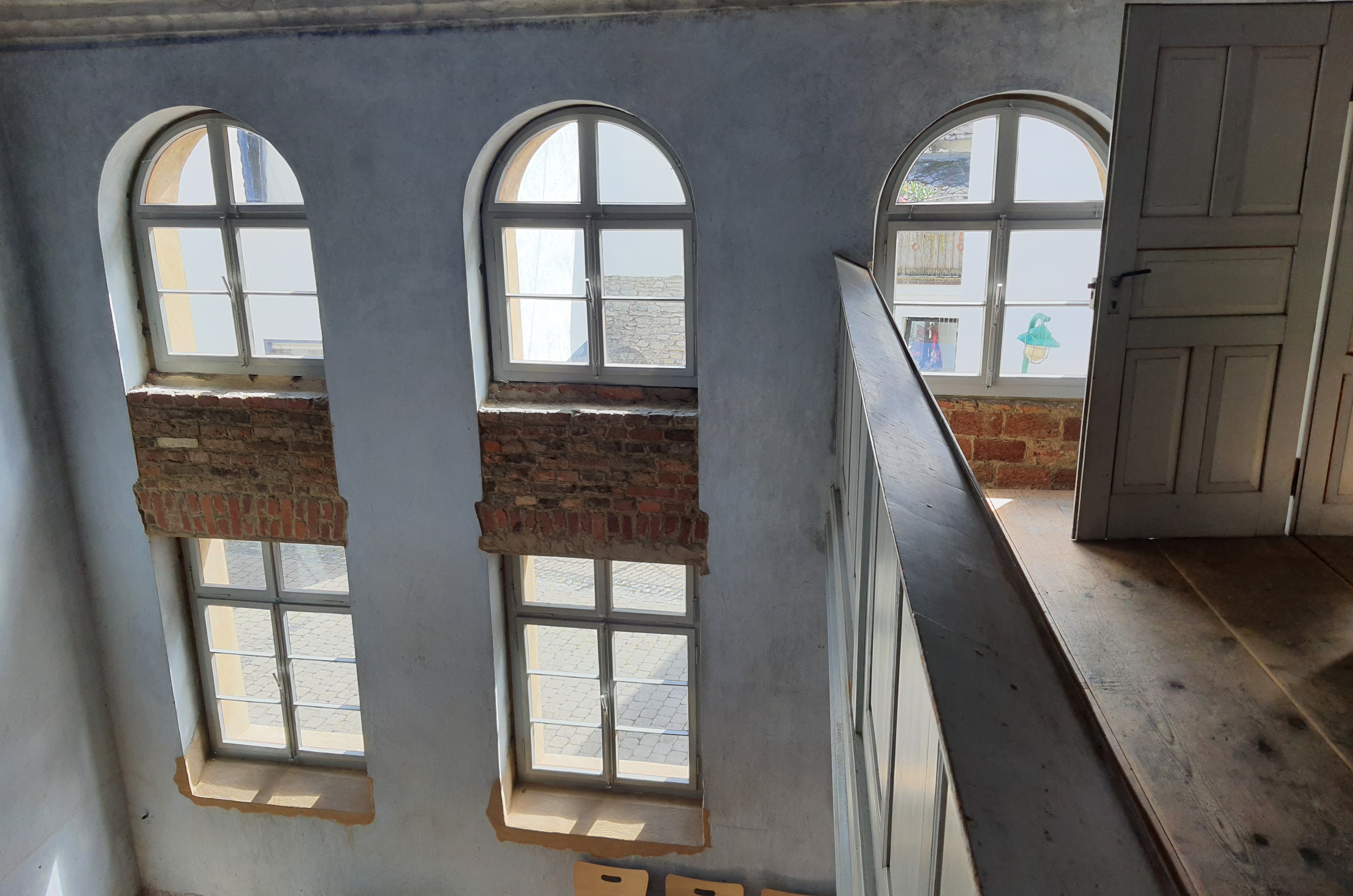 An der Innenwand wird der bauliche Eingriff deutlich erkennbar durch die sichtbare Backsteinlage. Die Fenster waren ursprünglich durchgehend. Foto: Förderverein ehemalige Synagoge Schupbach
  ehend. Fotos: Förderverein ehemalige Synagoge Schupbach