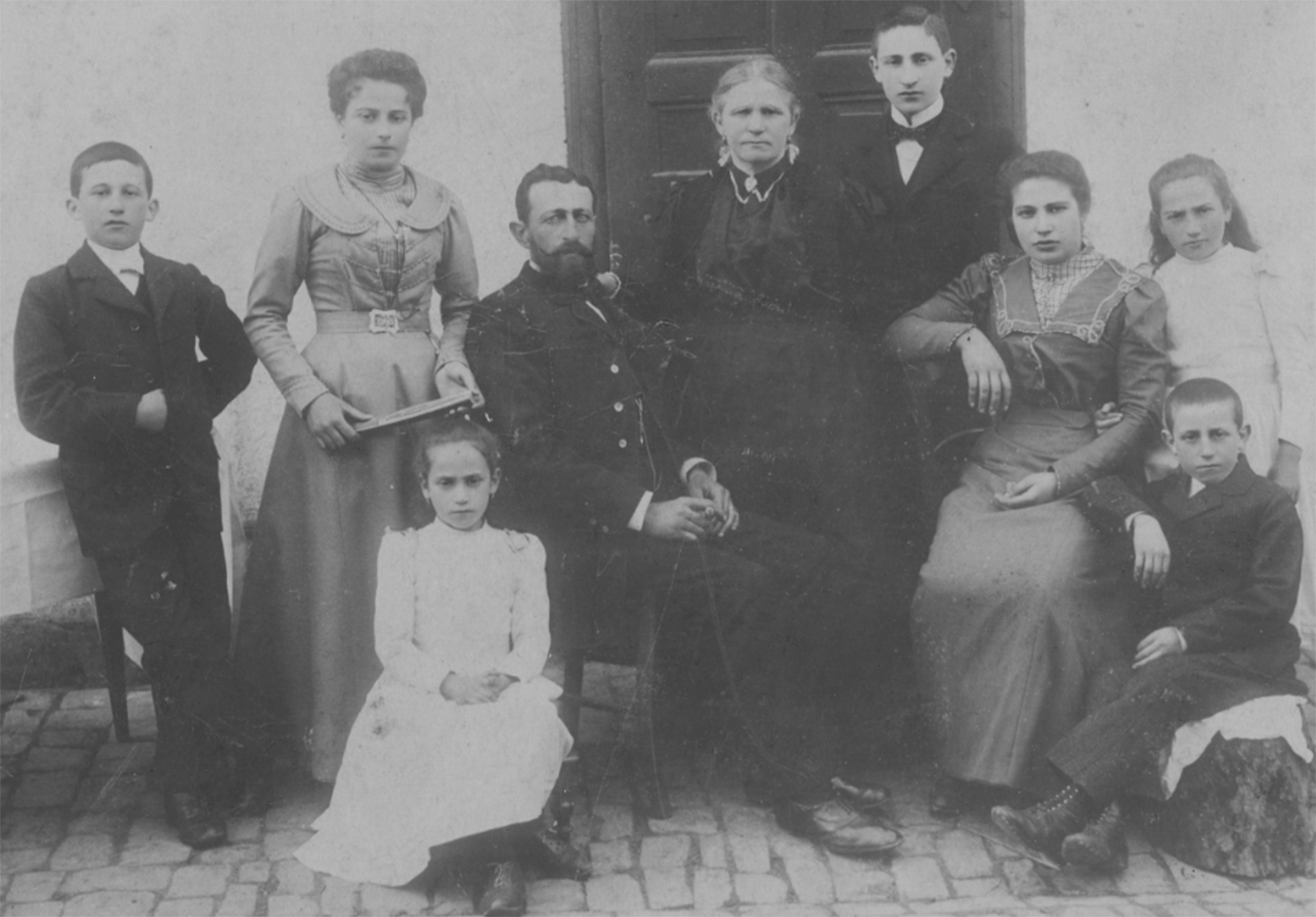 Die Familie Strauß um 1900 mit (von links) Hermann, Rosa, Selma, Moses, Babbette, Sigmund, Berta, Hedwig und Joseph. Die Familie lebte in Obertiefenbach und zählte zur jüdischen Gemeinde Schupbach. Fotohinweis: Förderverein Ehemalige Synagoge Schupbac