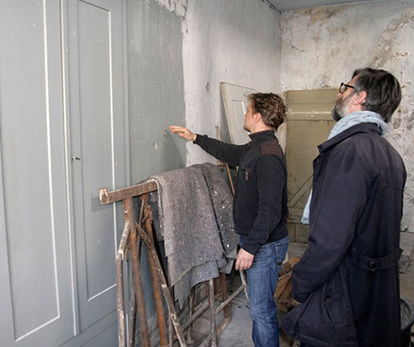 Ortstermin mit Frank Aulbach vom landesamt für Denkmalpflege. Restaurator Sven Trommer erläutert den Zustand der Wand mit unterschiedlichen Farbgebung