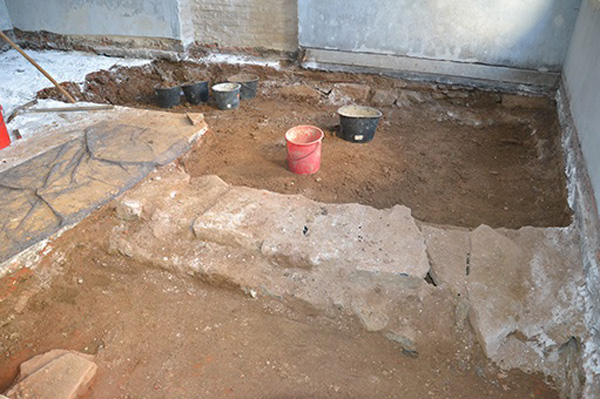 Der aufgetauchte und mit Platten abgedeckte Graben durchzieht den kompletten Betraum der ehemaligen Synagoge.