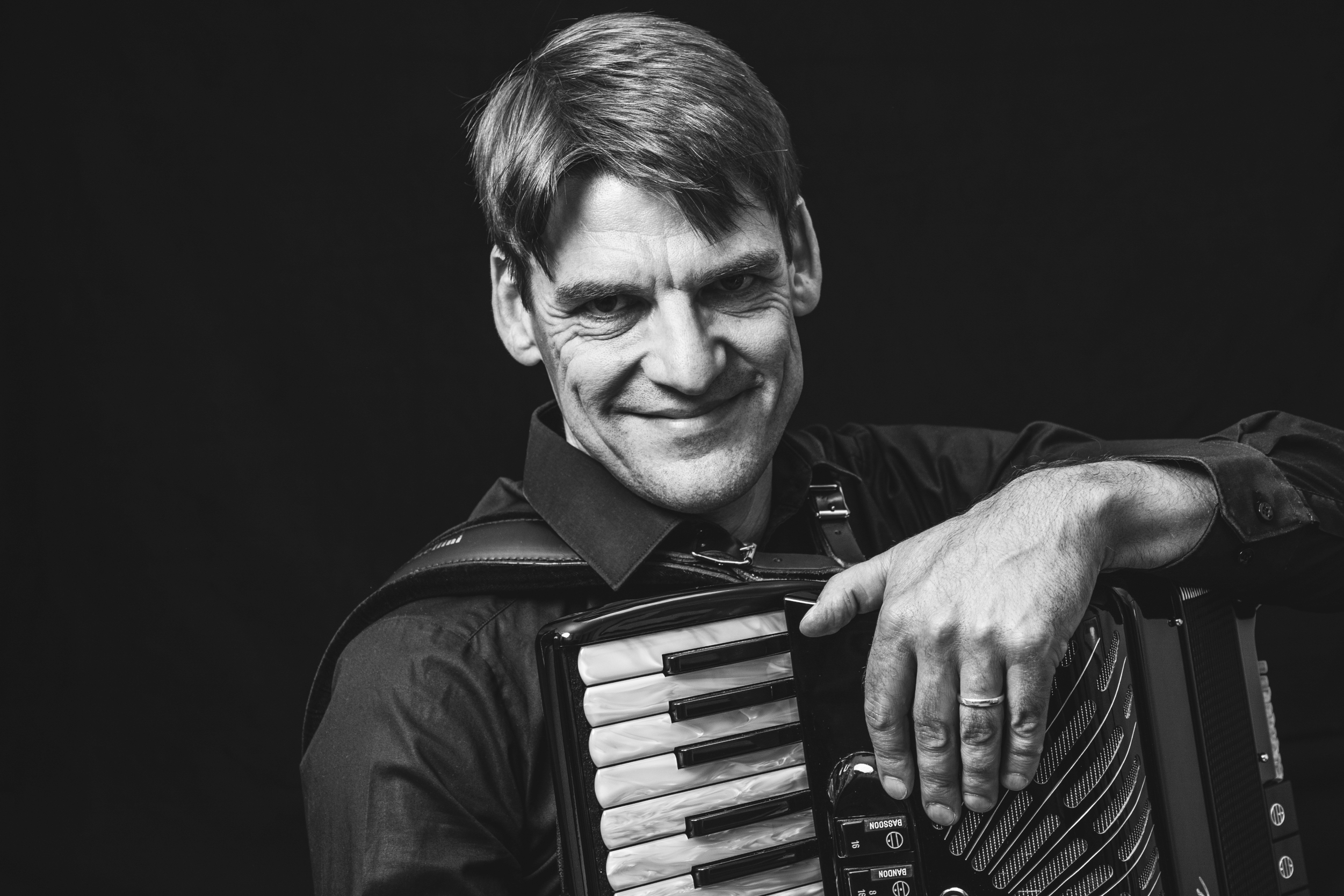 Søren Thies ist erneut zu Gast beim Förderverein Ehemalige Synagoge Schupbach, am Donnerstag, 7. Oktober, spielt er in der ehemaligen Synagoge. Foto: Sebastian Matthias